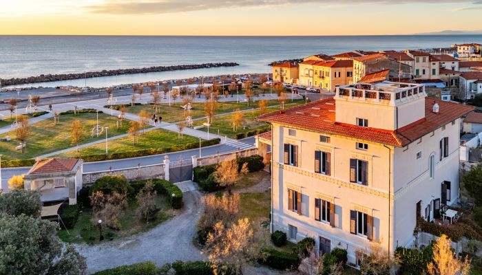 Mansión "Villa Bondi" con vistas al mar en Marina di Pisa