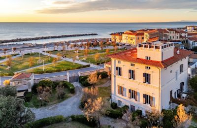 Inmuebles históricos, Mansión "Villa Bondi" con vistas al mar en Marina di Pisa