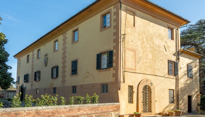 Palacio con capilla de frescos – proyecto hotelero o de retiro en la Toscana