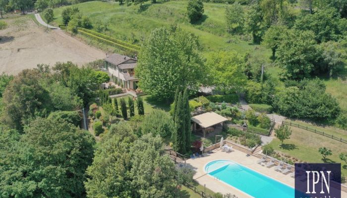 Casa de campo umbra restaurada con piscina y jardín