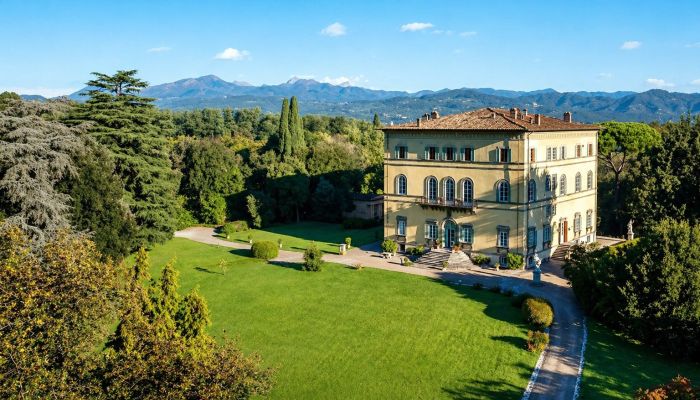 Palacio renacentista con gran salón de baile y frescos originales cerca de Lucca