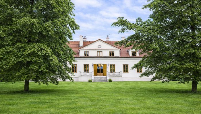 Casa señorial reconstruida al norte de Varsovia, 6 hectáreas de parque, edificios auxiliares y estanque