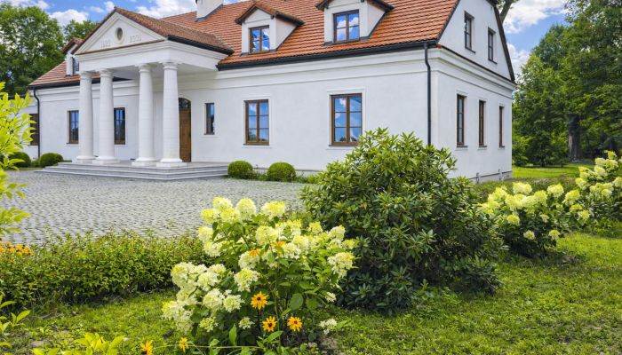 Casa señorial reconstruida al norte de Varsovia, 6 hectáreas de parque, edificios auxiliares y estanque