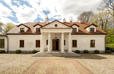 Inmuebles históricos, Casa señorial reconstruida al norte de Varsovia, 6 hectáreas de parque, edificios auxiliares y estanque