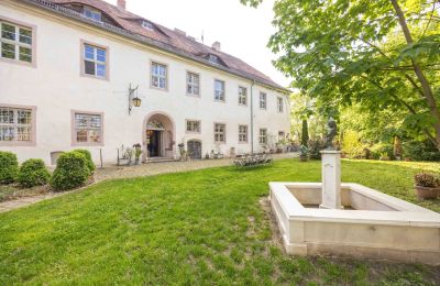 Inmuebles históricos, Castillo renacentista cerca de Berlín con pequeño parque y capilla