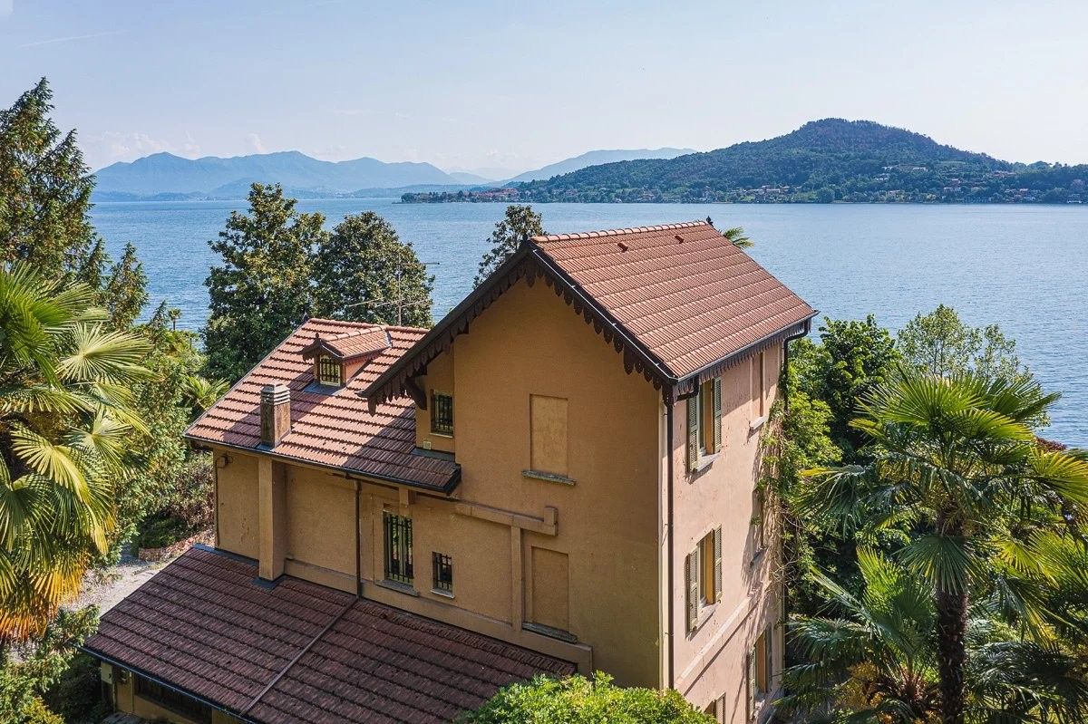 Fotos Propiedad representativa con chalet y dependencia, directamente en el Lago Maggiore