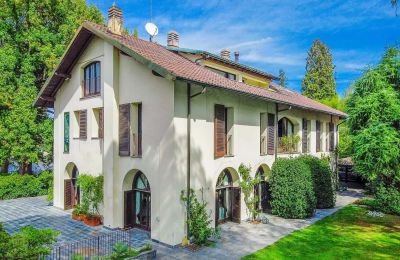 Villa histórica en venta Castelletto Sopra Ticino, Piamonte:  Vista lateral