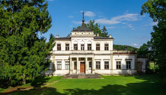 Palacio neorrenacentista con parque arbolado cerca de Cracovia
