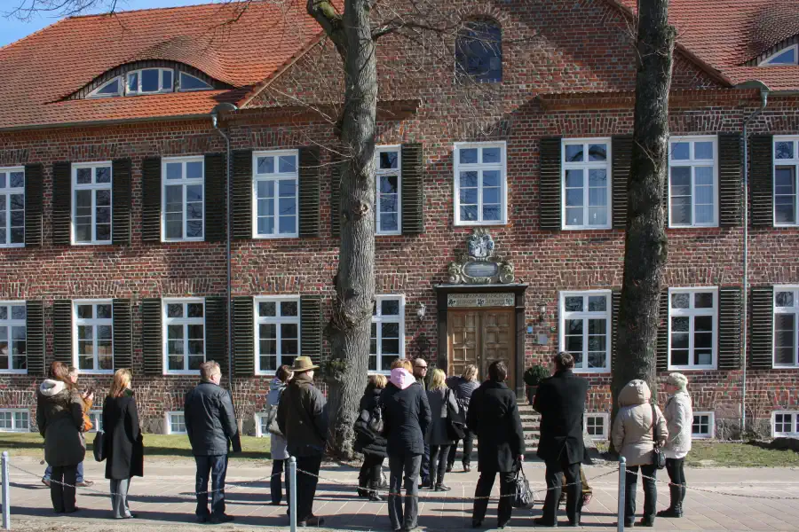Visita guiada frente a la casa señorial de Ludorf cerca del lago Müritz