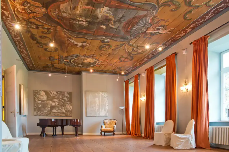 Gran salón de recepciones en la casa señorial de Ludorf con pinturas en el techo
