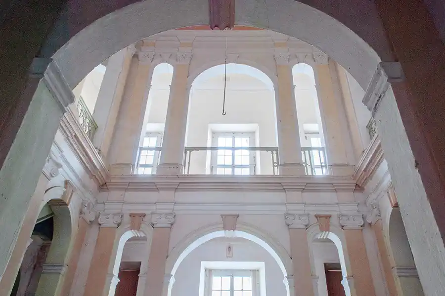 Caja de la escalera y salón central de la casa señorial de Kummerow