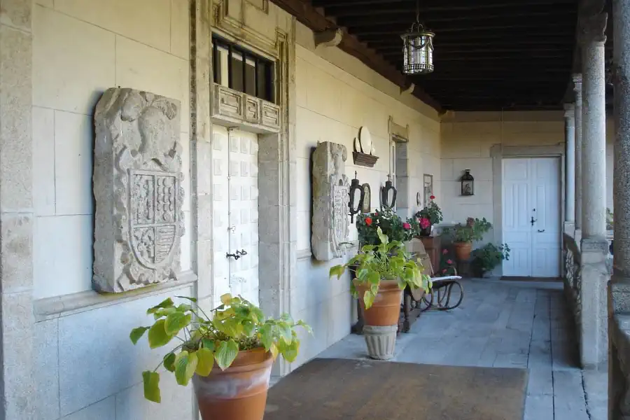 Escudo heráldico en fachada de granito