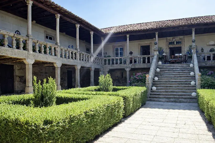 Fachada de granito y estructura en U del pazo gallego.