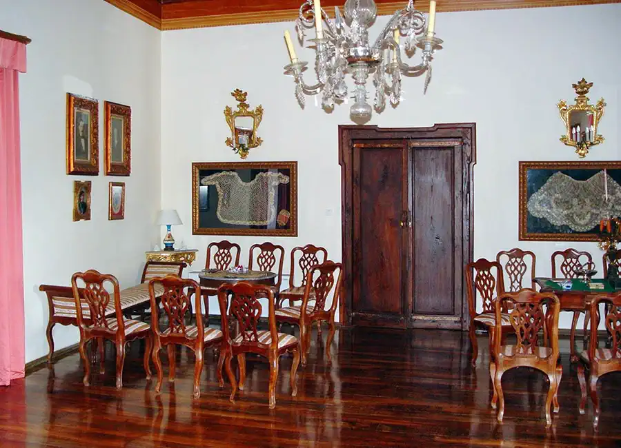 Salón principal con techos altos y mobiliario histórico