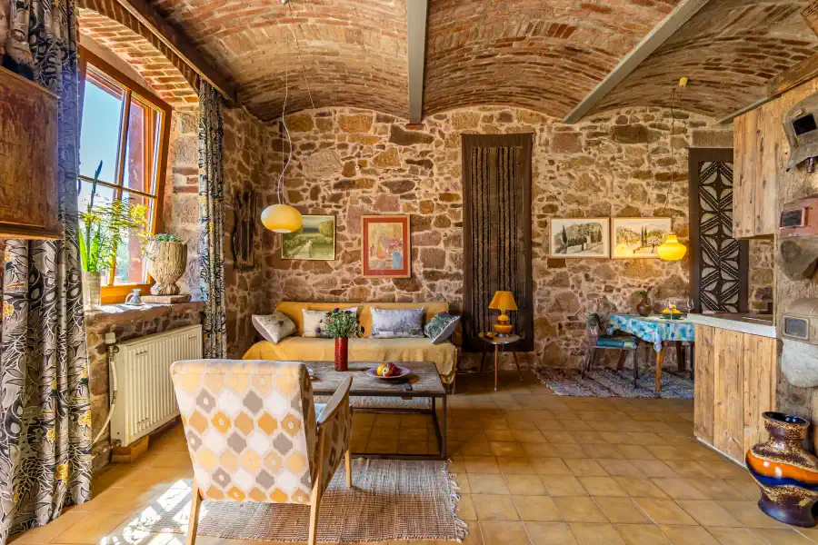 Transformación de un granero antiguo en un apartamento en Tarczyn