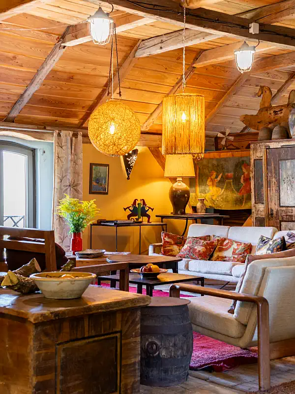 Espacios de estar con colores cálidos en Tarczyn