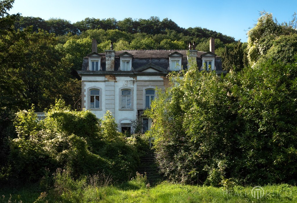 Wallonien - Villa in Hanglange mit Sanierungsbedarf, Valonia