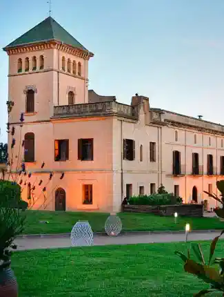 Finca Histórica con Palacio y Producción de Vino al Sur de Barcelona, Santa Oliva, Cataluña