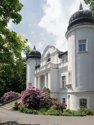 Mansión histórica en el Vogtland con edificio anexo y parque
