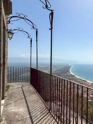 Castillo con vistas al mar en el casco antiguo de Nicotera, Nicotera, Calabria