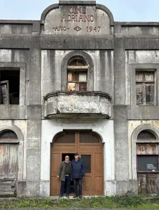 Teatro y cine de la posguerra con sala principal y terraza en la azotea, A Coruña, Galicia