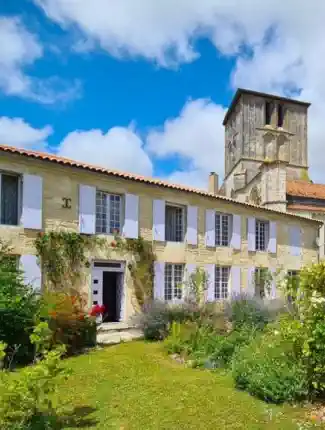 Comandancia templaria renovada con edificaciones anexas, Beauvais-sur-Matha, Nueva Aquitania