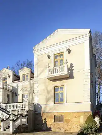 Palacio Tarnowski en Ostrowiec Świętokrzyski con parque y edificios anexos, Ostrowiec Świętokrzyski, Santa Cruz
