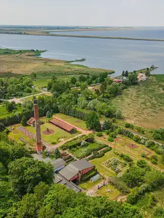 Una antigua fábrica de ladrillos convertida en residencia loft junto al agua, Elbląg, Varmia‑Masuria