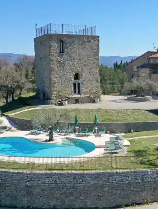 Propiedad con torre medieval, dos casas de piedra, 4 unidades, piscina y olivar, 06010 Monte Santa Maria Tiberina, Umbría