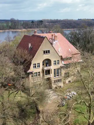 Casa señorial de estilo modernista junto al lago al oeste de Poznań, Lubosz, Gran Polonia