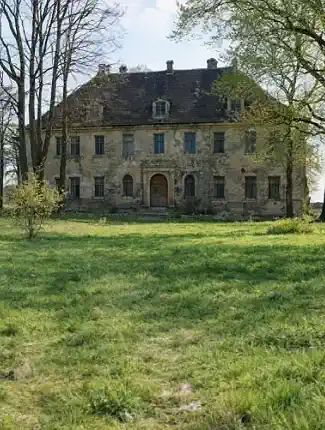 Propiedad histórica con casa señorial, edificios auxiliares y parque en la región fronteriza polaco-alemana, Kostrzyna, Baja Silesia