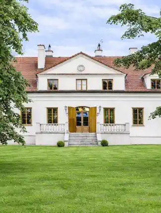 Casa señorial reconstruida al norte de Varsovia, 6 hectáreas de parque, edificios auxiliares y estanque, Strzegocin, Mazovia