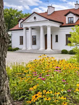Casa señorial reconstruida al norte de Varsovia, 6 hectáreas de parque, edificios auxiliares y estanque, Strzegocin , Mazovia