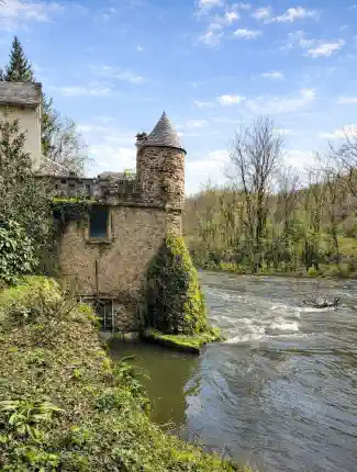 Molino junto al río con cascada de 40 metros y 6.000 m² de bosque privado, Tanus, Occitania