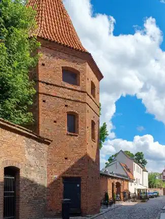Torre fortificada histórica en el casco antiguo de Toruń, Toruń, Cuyavia‑Pomerania