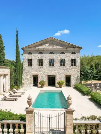 Castillo cerca de Uzès con destacados elementos originales de varios siglos