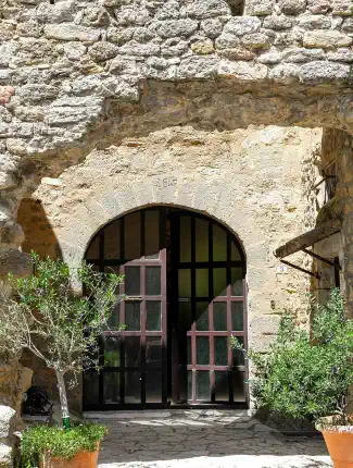 Casa señorial en fortaleza protegida del siglo XV, Uzès, Occitania