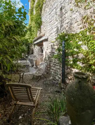 Antigua iglesia del año 815 – Vivienda con encanto histórico, Goudargues, Occitania