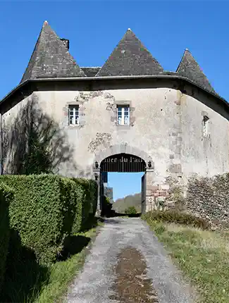 Castillo parcialmente restaurado en Corrèze, Nueva Aquitania, Nueva Aquitania
