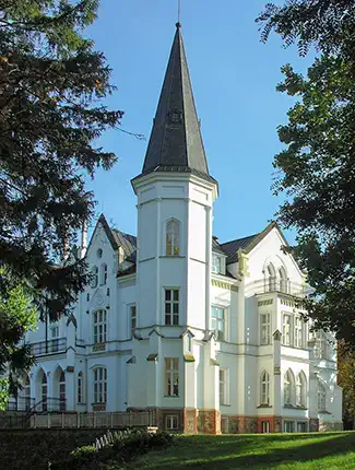 Mansión histórica de estilo neogótico en el suroeste de Polonia, Baja Silesia
