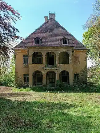 Propiedad histórica con casa señorial, edificios auxiliares y parque en la región fronteriza polaco-alemana, Kostrzyna, Baja Silesia